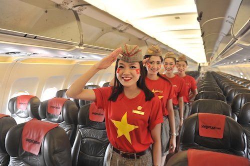Vietjet 'diện' đồng phục cờ đỏ sao vàng mừng Quốc khánh ảnh 1
